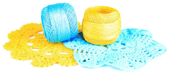 Fils colorés pour tricoter avec serviette, isolés sur blanc — Photo