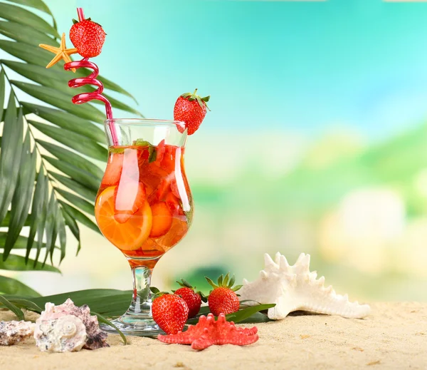 Refreshing strawberry cocktail on sand beach — Stock Photo, Image
