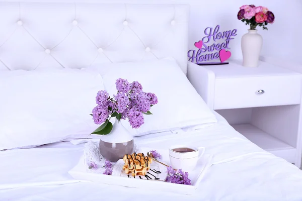 침대에 가벼운 아침 식사를 한 나무 쟁반 — 스톡 사진