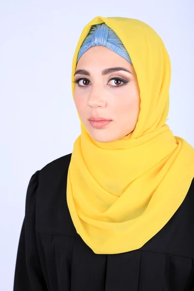 Mooie Arabische Moslimvrouw op grijze achtergrond — Stockfoto