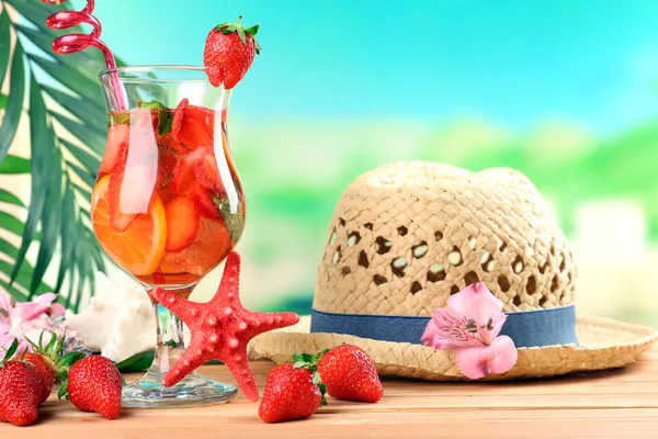 Erfrischender Cocktail auf dem Strandtisch — Stockfoto