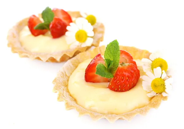 Sabrosos tartaletas con fresas aisladas en blanco — Foto de Stock