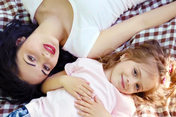 Porträt einer glücklichen Mutter und Tochter. — Stockfoto