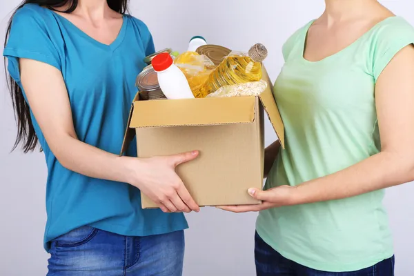 Voluntari cu cutie de donații cu produse alimentare — Fotografie, imagine de stoc