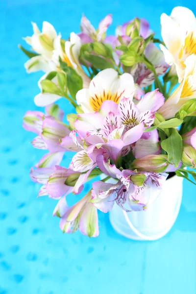 Bouquet freesias dalam ember di atas meja close-up — Stok Foto