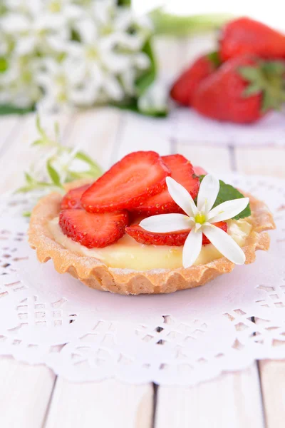 Tartelette savoureuse aux fraises sur table close-up — Photo