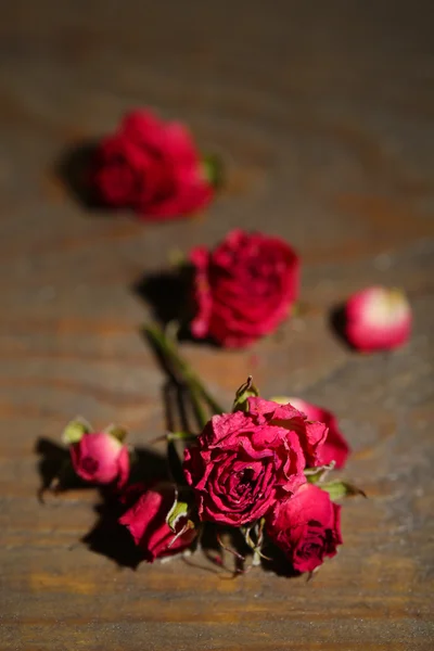 Mooie roze gedroogde rozen op oude houten achtergrond — Stockfoto