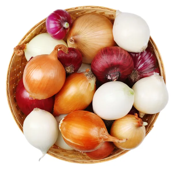 Różne surowej cebuli, na białym tle — Zdjęcie stockowe