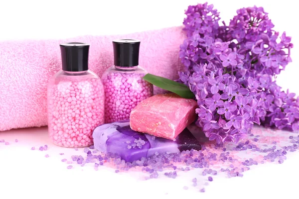Composición con tratamiento spa, toallas y flores lila —  Fotos de Stock