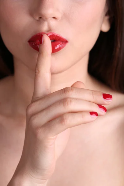 Menina com lábios vermelhos e unhas no fundo escuro — Fotografia de Stock