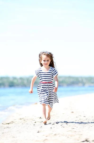Hermosa niña en la playa —  Fotos de Stock