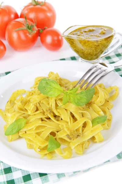 Massa deliciosa com pesto no prato na mesa close-up — Fotografia de Stock