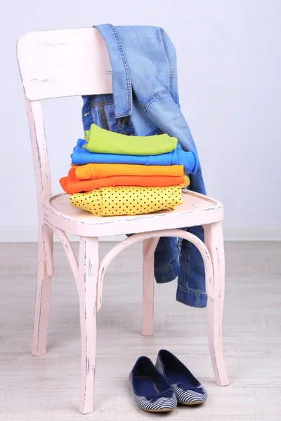 Kläderna på stolen på grå bakgrund — Stockfoto
