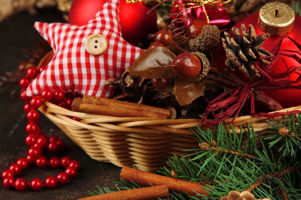 Decoraciones navideñas en canasta y ramas de abeto —  Fotos de Stock