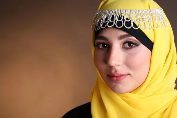 暗い色の背景上で美しいイスラム教徒アラビア語女性 — 图库照片