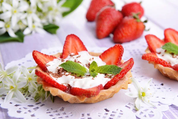 Tasty tartlets with strawberries on table close-up — Stock Photo, Image