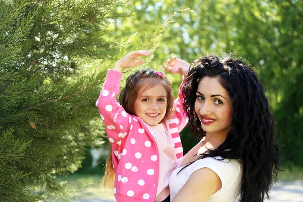 Щаслива мама і дочка. ходити в зеленому парку — Stok fotoğraf