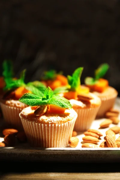 Muffins de abóbora saborosos na mesa de madeira — Fotografia de Stock