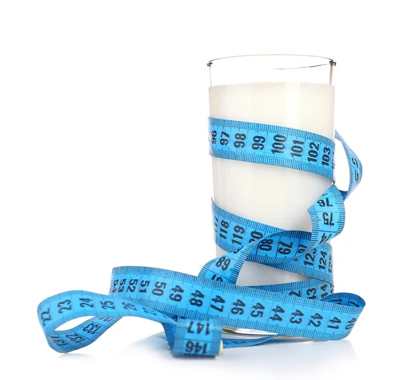 Szklanka mleka z Miara zwijana na białym tle — Zdjęcie stockowe