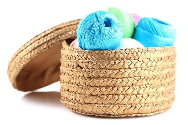 Boules de fils colorées pour tricoter dans un panier en osier, isolées sur blanc — Photo