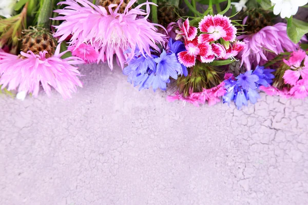 Helle Wildblumen auf hölzernem Hintergrund — Stockfoto