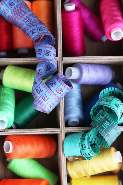 Multicolor sewing thread in wooden box, close-up — Stock Photo, Image