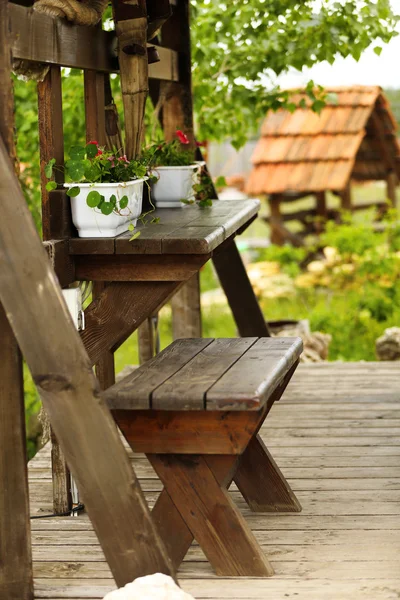 Staré dřevěné lavice a stůl — Stock fotografie