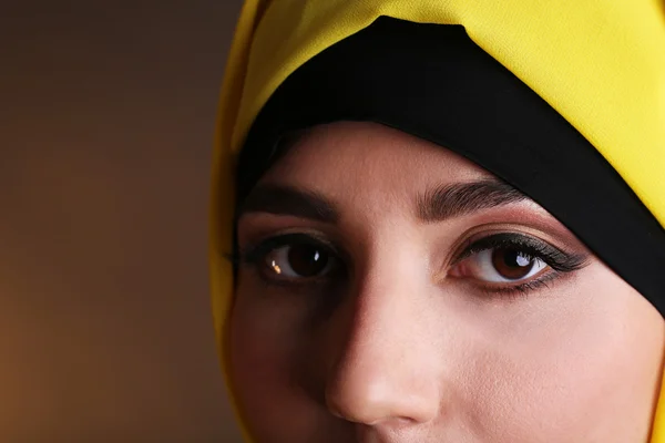 Mooie Arabische Moslimvrouw op donkere kleur achtergrond — Stockfoto