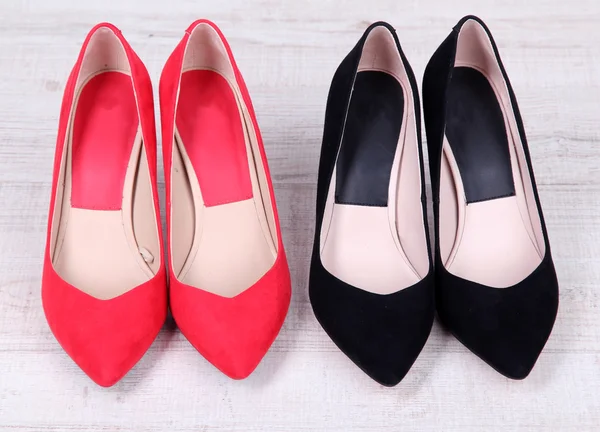 漂亮的红色和黑色的女性鞋子 — 图库照片