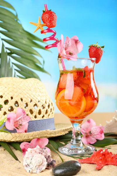 Refreshing strawberry cocktail on sand beach — Stock Photo, Image