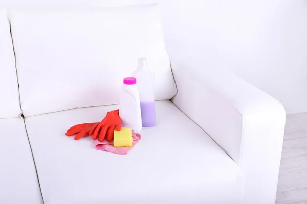 Reinigingsmiddelen voor gestoffeerd meubilair op sofa close-up — Stockfoto