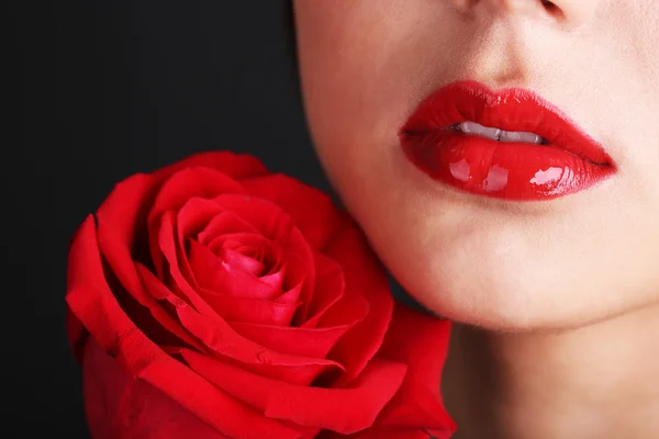 Meisje met rode lippen en rose — Stockfoto