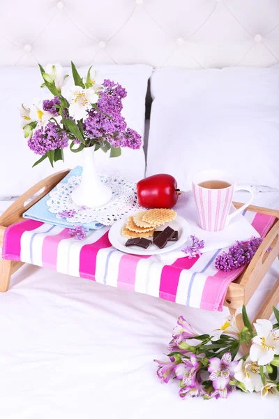 Colazione leggera e bellissimo bouquet sul letto — Foto Stock