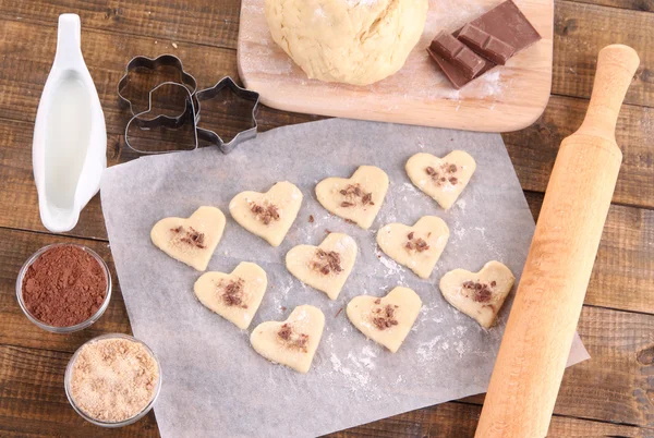 Vytváření souborů cookie na dřevěné pozadí — Stock fotografie