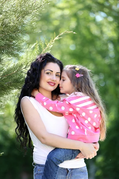 Glad mamma och dotter. promenad i den gröna parken — Stockfoto