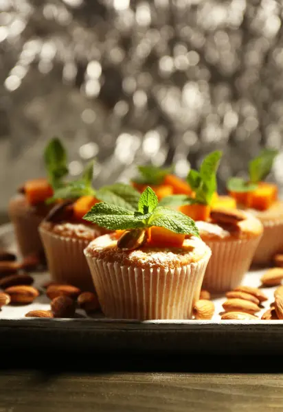 De délicieux muffins à la citrouille sur une table en bois — Photo