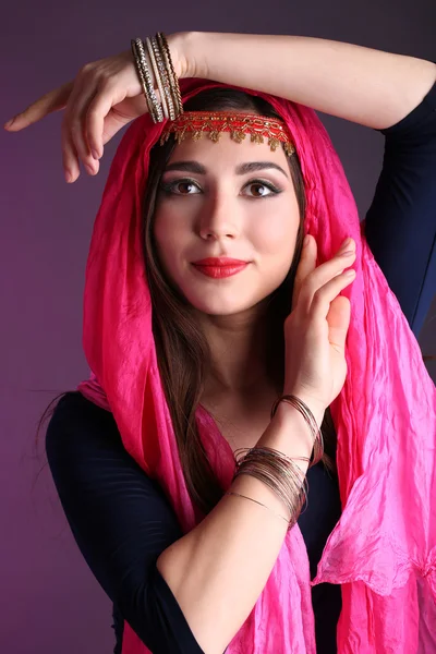Schöne orientalische Mädchen auf dunklem, buntem Hintergrund — Stockfoto