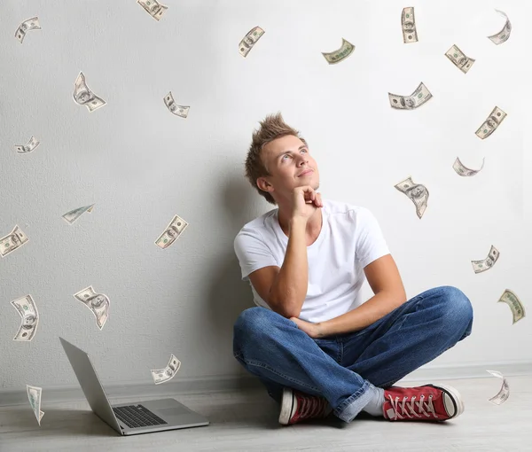 Joven rodeado de dinero — Foto de Stock