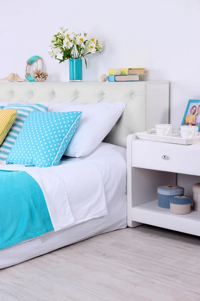 Cómoda cama blanda en la habitación — Foto de Stock