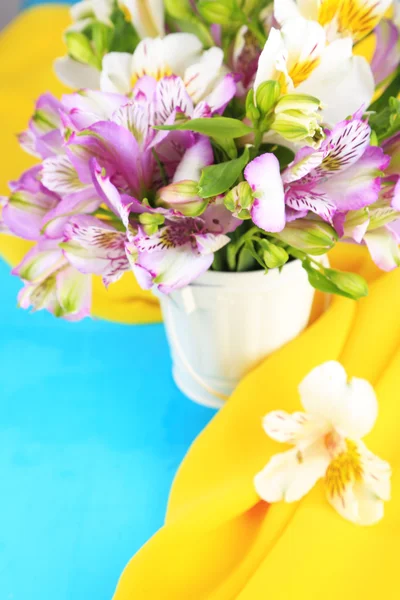 在桶上表特写苍兰的花束 — 图库照片