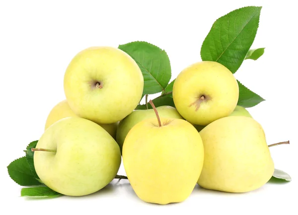 Manzanas dulces maduras con hojas, aisladas en blanco —  Fotos de Stock