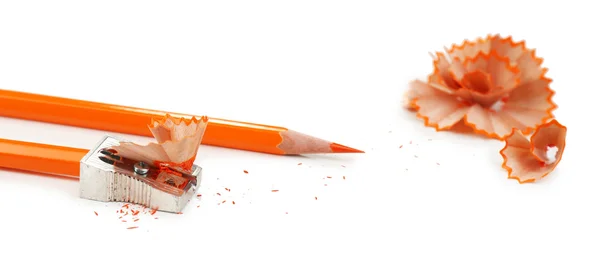 Lápices y virutas de lápiz, aislados en blanco —  Fotos de Stock