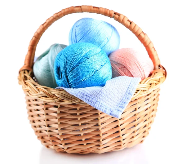 Красочные пряжи шары для вязания в плетеной корзине, изолированные на белом — стоковое фото