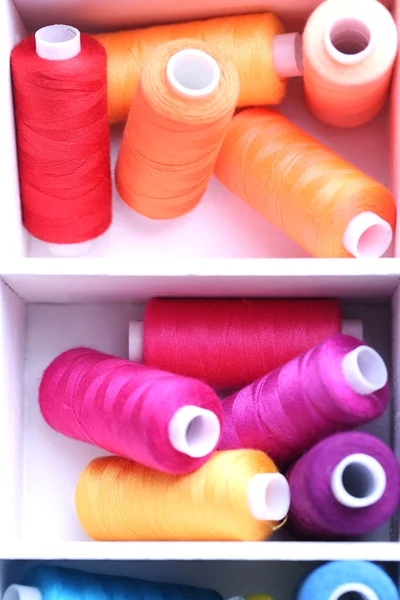 Multicolor sewing thread in wooden box, close-up — Stock Photo, Image