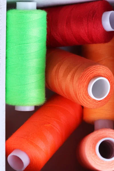 Multicolor sewing thread in wooden box, close-up — Stock Photo, Image