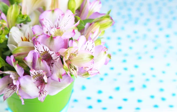 Bouquet di fresie in secchio sul tavolo primo piano — Foto Stock