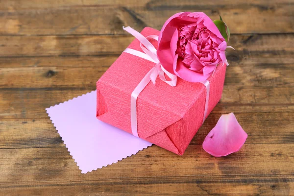 Pink gift with bow and flower — Stock Photo, Image