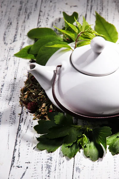 Naturalne herbaty ziołowe z suche składniki ziół i kwiatów, na tle drewniane kolor — Zdjęcie stockowe