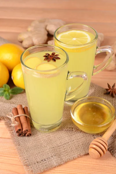 Tè allo zenzero sano con limone e miele in tavola primo piano — Foto Stock