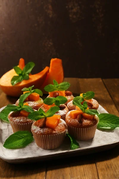 Deliciosas magdalenas de calabaza sobre mesa de madera — Foto de Stock